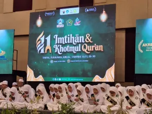 Ratusan santri SIT Ikhtiar Makassar tampil memukau dalam Imtihan dan Khotmul Qur’an di Hotel Unhas Convention, Ahad, 24 Mei 2026, menandai lahirnya generasi Qur’ani masa depan yang tidak hanya fasih membaca Al-Qur’an, tetapi juga dipersiapkan menjadi cahaya peradaban Islam di tengah era digital dan krisis moral global. (Foto: Dok.Pribadi).
